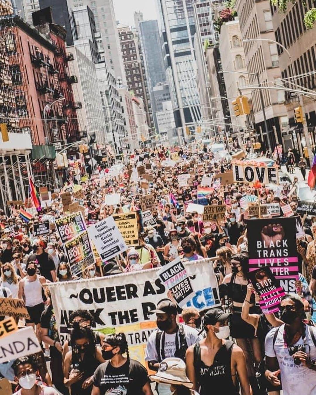 ティモウェイランドさんのインスタグラム写真 - (ティモウェイランドInstagram)「I get chills every time I see these images captured by my longtime friend, photographer @leandrojusten 📸 of the @queermarch for Pride 2020 in NYC. 📝 more info from Leandro 👉🏼 This past Sunday, 50 years after the first Christopher Street Liberation March, and on the 51st Anniversary of the #StonewallRebellion of 1969, history was made! 50,000 people showed up and showed out for the #QueerLiberationMarch for Black Lives and against police brutality. Nearly 400,000 viewers tuned in to watch it on livestream. The March was entirely organized by hundreds of people (volunteers) who came together to make history. No corporate sponsors and their heteronormative demands, no NYPD permits, no floats with cops & politicians waving at crowds. Pride was definitely NOT canceled this year. It was rightfully RECLAIMED. ✊🏿✊🏾✊🏽✊🏼✊🏻」7月1日 0時18分 - timoweiland