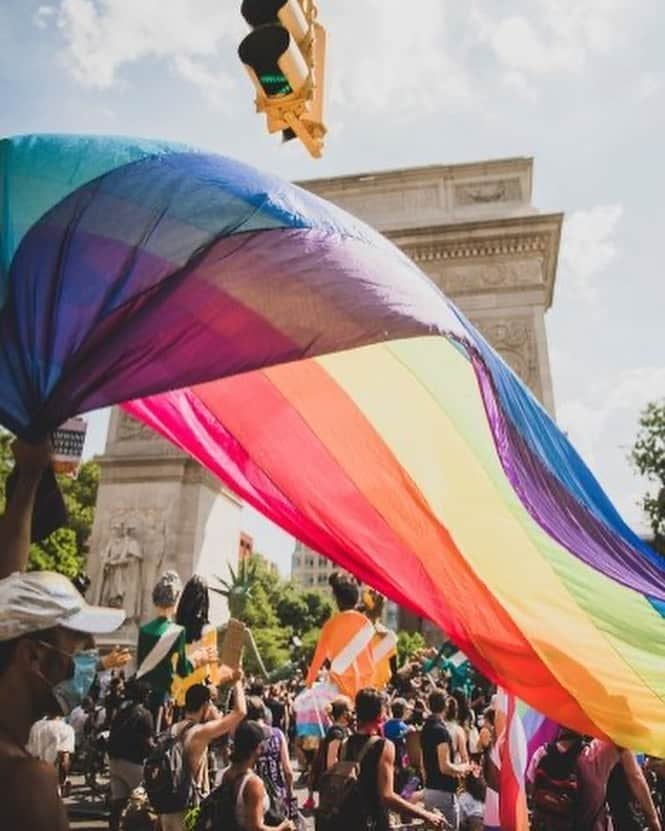 ティモウェイランドさんのインスタグラム写真 - (ティモウェイランドInstagram)「I get chills every time I see these images captured by my longtime friend, photographer @leandrojusten 📸 of the @queermarch for Pride 2020 in NYC. 📝 more info from Leandro 👉🏼 This past Sunday, 50 years after the first Christopher Street Liberation March, and on the 51st Anniversary of the #StonewallRebellion of 1969, history was made! 50,000 people showed up and showed out for the #QueerLiberationMarch for Black Lives and against police brutality. Nearly 400,000 viewers tuned in to watch it on livestream. The March was entirely organized by hundreds of people (volunteers) who came together to make history. No corporate sponsors and their heteronormative demands, no NYPD permits, no floats with cops & politicians waving at crowds. Pride was definitely NOT canceled this year. It was rightfully RECLAIMED. ✊🏿✊🏾✊🏽✊🏼✊🏻」7月1日 0時18分 - timoweiland