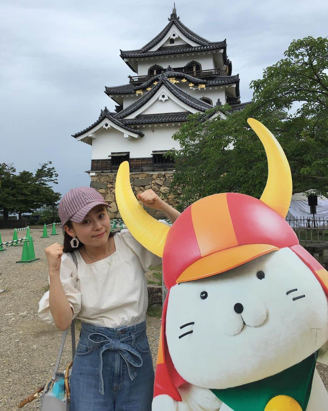 白鳥羽純のインスタグラム：「🏯 3日で三県またぎ！ まずは滋賀県っといえば国宝五城のひとつ、 彦根城！  ひこにゃんは招き猫って知ってましたか〜？🐱  姫路・松本・犬山・彦根・松江のうち、幼い頃松本城を訪れたことがある気がするけど記憶が定かではない🤷‍♀️ ちなみに後で犬山城も登場するよ〜🐕  #彦根城 #国宝五城 #国宝天守 #ひこにゃん #滋賀県 #HikoneCastle」