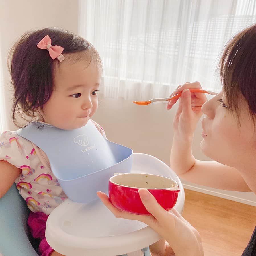 しほの涼のインスタグラム：「もうすぐ一歳だというのに掴み食べをしない娘さん😢😢 毎食お口にスプーンでアーン🥄 慎重派みたいで、おもちゃとかも口に入れないし😱😱 スティックにした人参とか、おやきとか、おせんべい、パン🍞持たせてみたけど、ポイっ٩( ᐛ )و 離乳食は３大個人差らしいので気長にやろっかな😇😇 #離乳食後期#手掴み食べ練習中 #手掴み離乳食 #離乳食中期 #離乳食メモ #離乳食#生後11ヶ月 #生後11ヵ月離乳食」