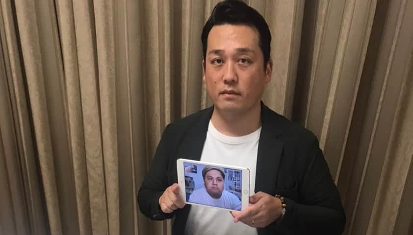 池田真一のインスタグラム：「藤崎マーケットさんのルームウォッチングナイトありがとうございました！ 何故かzoomに入れず僕だけLINE電話で参戦！ でも、しっかりルームウォッチングできました！ ソマオミートボールおめでとう🎊 全部おもろかった！ 田崎さん遺影みたいに持つのやめてください！！！！」