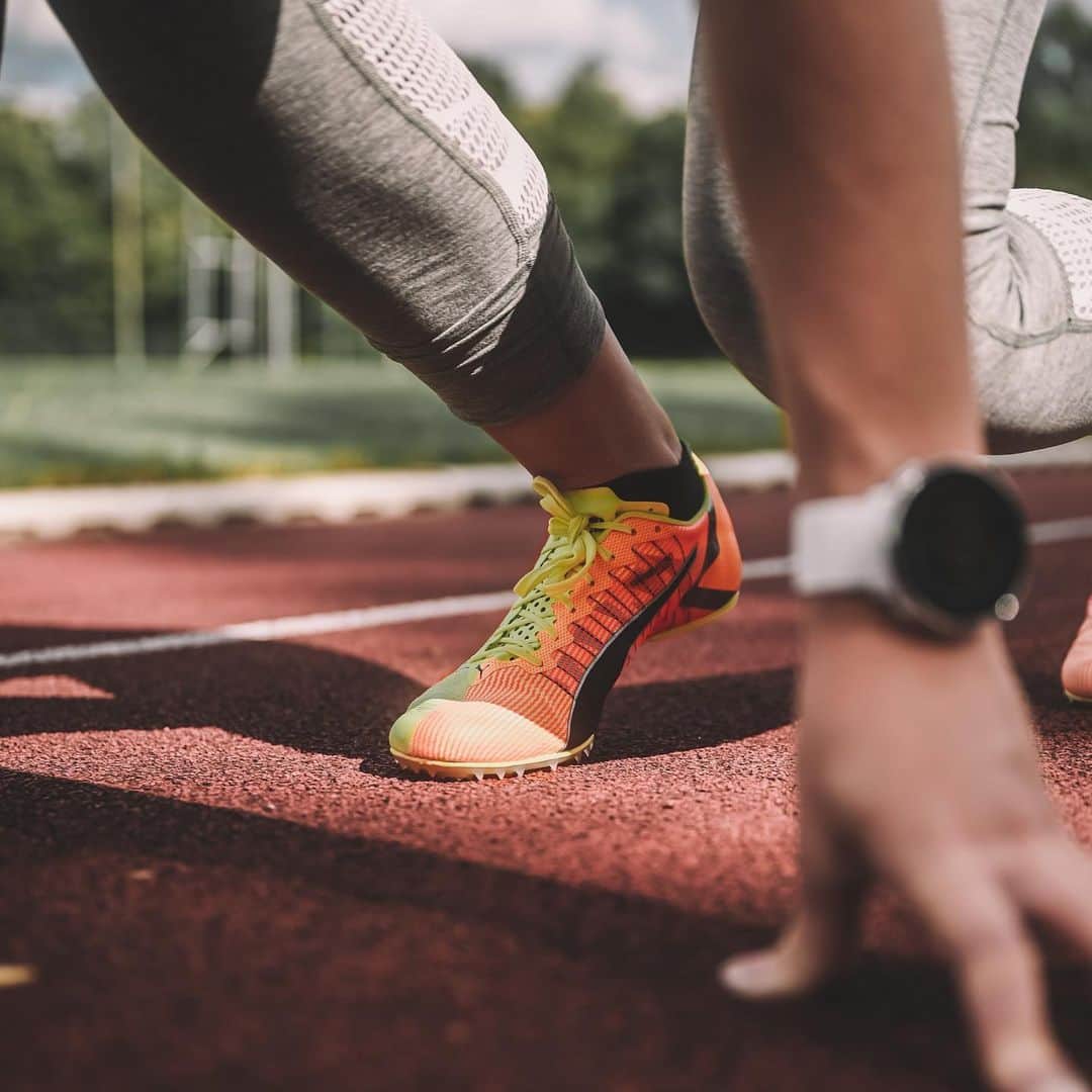 Sophia JUNKのインスタグラム：「NEWS, NEWS, NEWS 💥  Seit mehreren Wochen teste ich nun schon die neuen Spikes von Puma und bin super begeistert. Der neue evoSPEED Tokyo Future ist federleicht, hat eine super Passform und gibt Dir die nötige Stabilität, um in der Kurve oder auf der Geraden mit Schnelligkeit zu überzeugen!   Die evoSPEED Tokyo Future Spikes sind ab heute im Verkauf für alle erhältlich!   Habt ihr Fragen zu den Spikes? Dann kommentiert unten👇🏼 @pumaperformance @puma  #puma #pumashoes #pumagirl #newspikes #puma 📸: @markus_doetsch [werbung]」