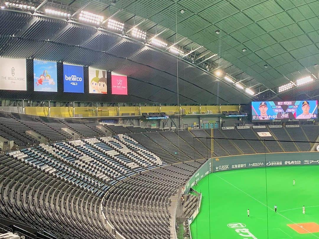 福田太郎のインスタグラム：「⚾️ ホーム開幕！！！ファイターズが北海道に！ 上沢投手がマウンドに！帰ってきました🏟 本当におかえりなさい！！！😭 初回の三者連続三振！しびれまくりました。 大怪我から１年での大復活！気持ちみなぎってました！ ⠀ スタンドのＦＩＧＨＴＥＲＳの文字は よーく見ると、ファンの皆さんの顔で出来ています😆 イニング間には、ファンからの応援メッセージ動画が 大型ビジョンに映され、選手たちも見つめていました！ チカラになってること、間違いなしです💪 ⠀ さぁ明日こそ、ホーム初勝利を！ 僕もBS朝日のリポーター、燃え上がります🔥 ⠀ #ファイターズ #上沢直之 投手 @u.nao15 #おかえり 明日は #マルティネス 投手 @nickmartinez22  #プロ野球 #ホーム開幕戦 #lovefighters #羽撃く  #イチモニ！#Fティバル #Fサイティング お楽しみに💥 そして、#石沢綾子 アナからとっても大切なお知らせ ⠀ #BS朝日 #実況 #テレビ朝日 #斎藤康貴 #アナウンサー  #解説 #前田智徳 さん #リポート #HTB #福田太郎 #北海道日本ハムファイターズ vs #福岡ソフトバンクホークス」