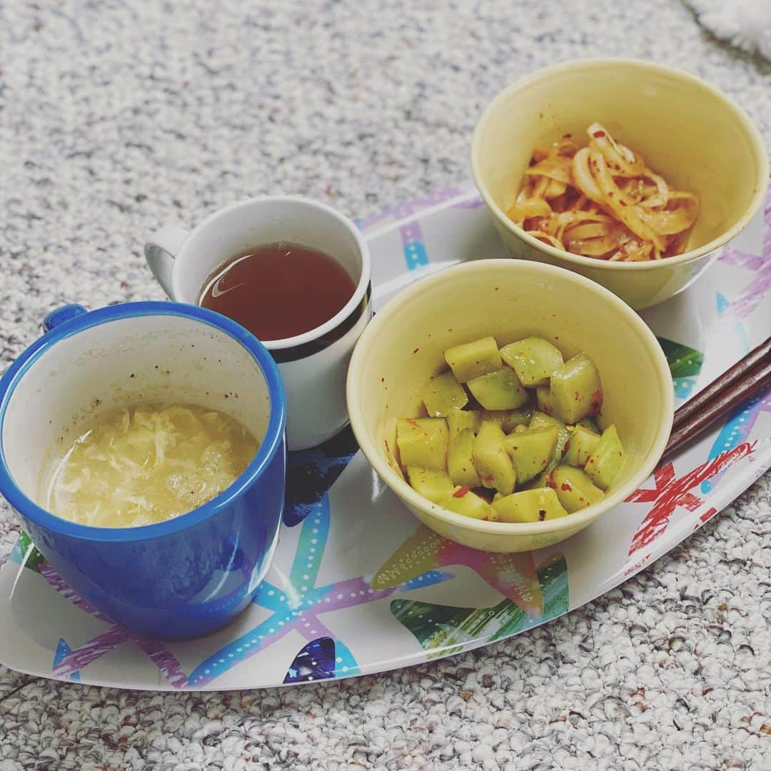 吉野紗香さんのインスタグラム写真 - (吉野紗香Instagram)「Good morning ☀️ my Japanese pickles🥒🧅✨おはようございます☀お漬物作りました🥒🧅✨#goodmorning #japanesepickles #cooking #おはようございます #漬物 #漬物作り」7月1日 0時36分 - sayakayoshino_official