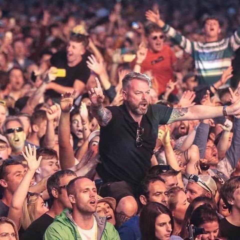 ノエル・ギャラガーさんのインスタグラム写真 - (ノエル・ギャラガーInstagram)「#OnThisDay last year NGHFBs headlined Sunday Sessions on a beautiful evening at Exeter's Powderham Castle. #NGHFBTour」7月1日 0時37分 - themightyi