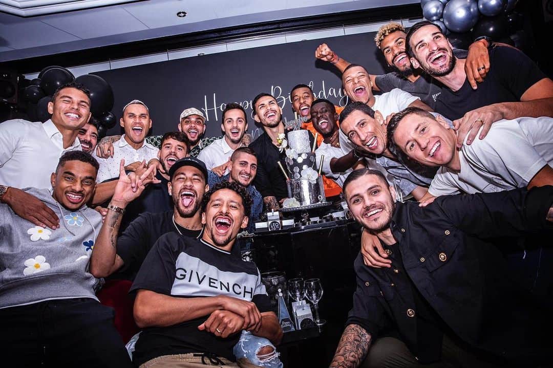 レアンドロ・ダニエル・パレデスのインスタグラム：「toujours ensemble 👏🏽👌🏽❤️💙⚽️  @psg」