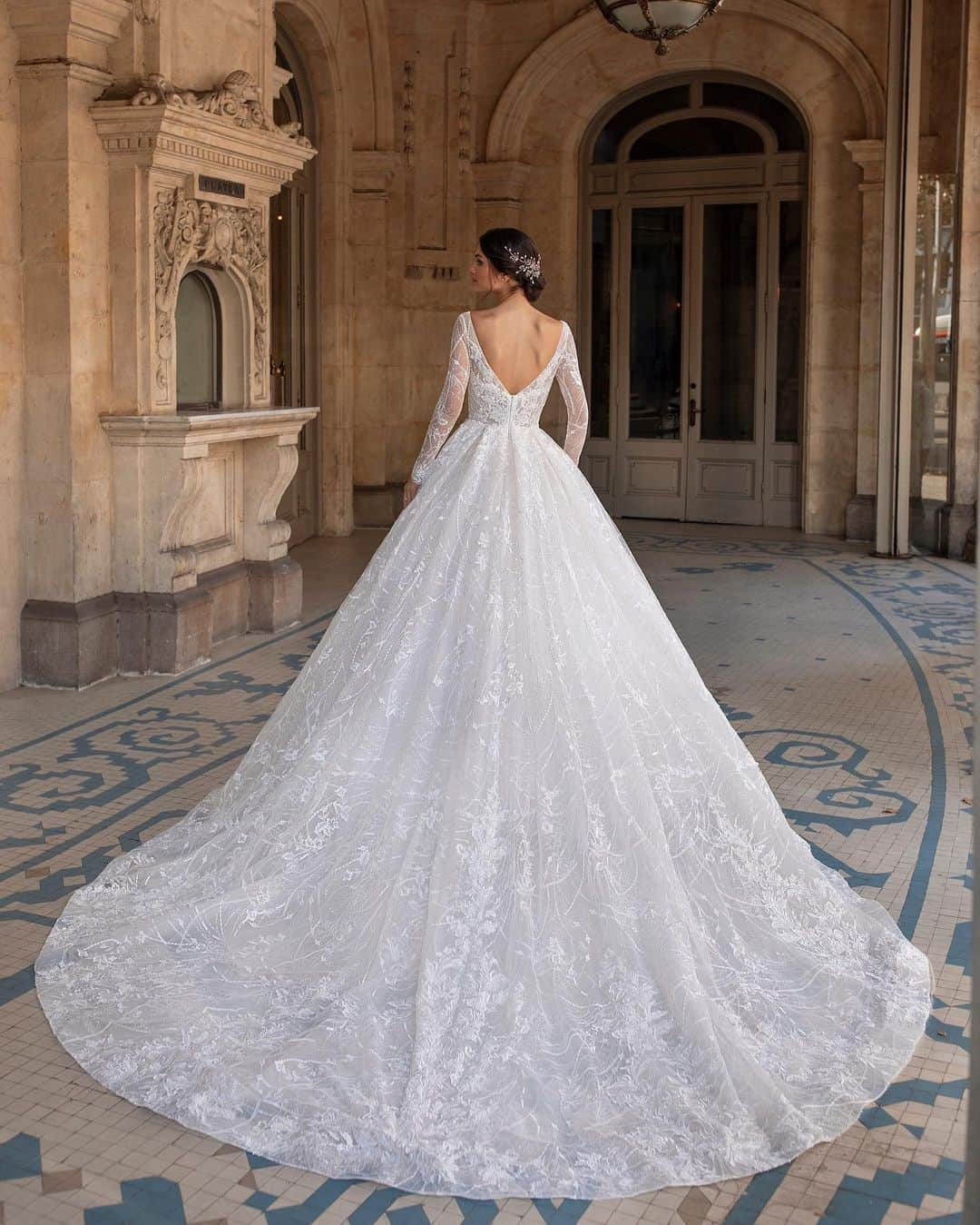 Pronoviasさんのインスタグラム写真 - (PronoviasInstagram)「Meet the timeless allure of the fitted, V-neck bodice of the Byington dress. Are you looking for a princess style wedding dress? Click now on the link in bio. #Pronovias #PronoviasPrivée #Princessweddingdress」7月1日 0時46分 - pronovias