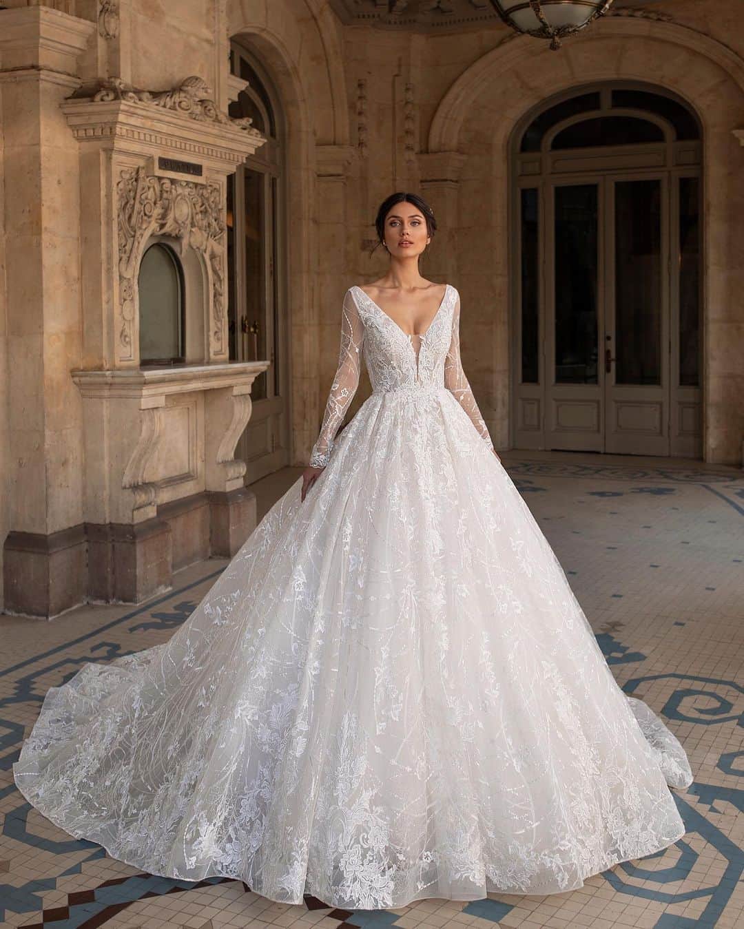 Pronoviasさんのインスタグラム写真 - (PronoviasInstagram)「Meet the timeless allure of the fitted, V-neck bodice of the Byington dress. Are you looking for a princess style wedding dress? Click now on the link in bio. #Pronovias #PronoviasPrivée #Princessweddingdress」7月1日 0時46分 - pronovias