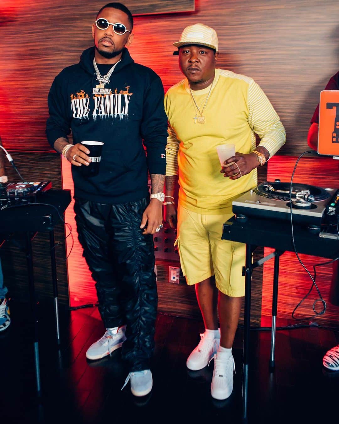 ファボラスのインスタグラム：「Had a good time last night!! @jadakiss is my brother 4 life!! I know a lot of people looked at this as a rap battle but for me it was a celebration of our music!! We did it for Hip Hop & NYC!! Love to everybody who checked in & all the fans 🖤  Thanks to @verzuztv for giving us the platform & salute @therealswizzz & @timbaland 💯 [shot by @evanpierce]」