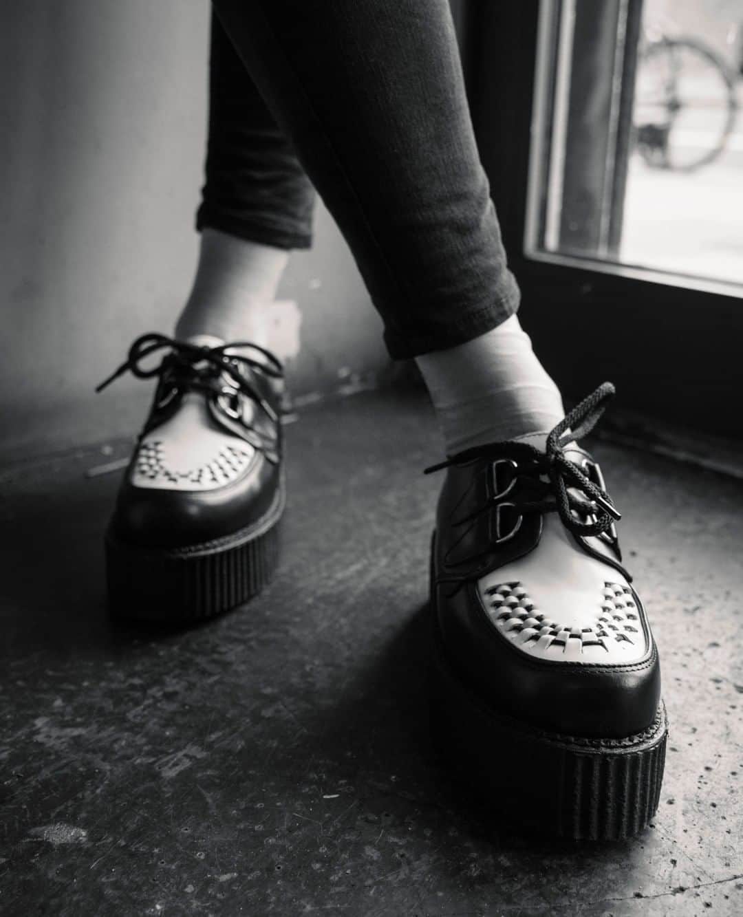 アンダーグラウンドのインスタグラム：「The Original Wulfrun Creeper- this version is the double sole option in a striking black/white leather contrast. Also produced as a single sole option and both styles are Algender.⁠ ⁠ ⁠ #UndergroundEngland #UndergroundShoes #UndergroundCreeper #WulfrunCreeper #Creepers #Underground #Wulfrun #OriginalCreeper #algender」