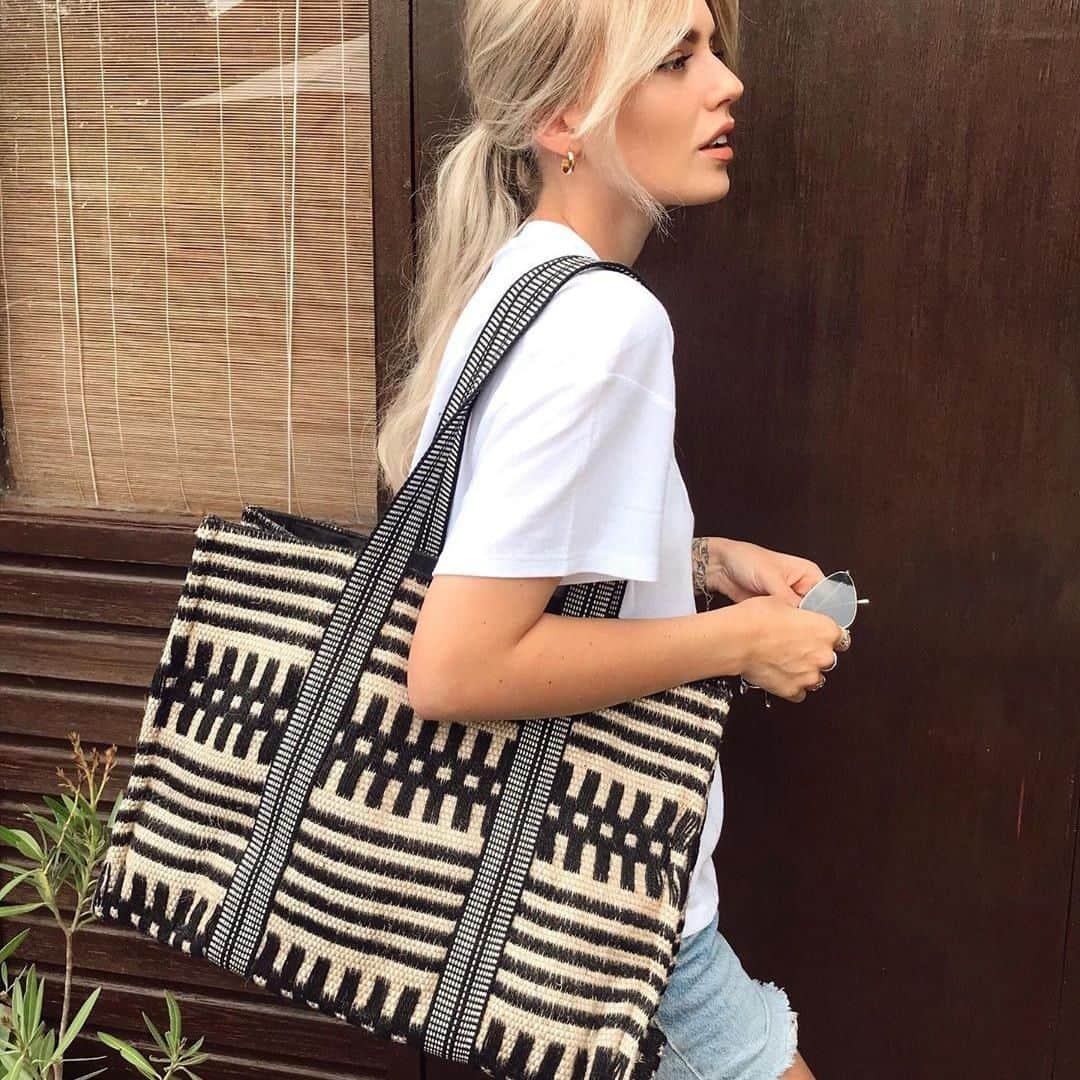 アクセサライズのインスタグラム：「Discover the perfect bag for your new every day with all sale bags 50% off  📷: @styledwithsallie  Tap to shop or head to the link in our bio #Accessorize」