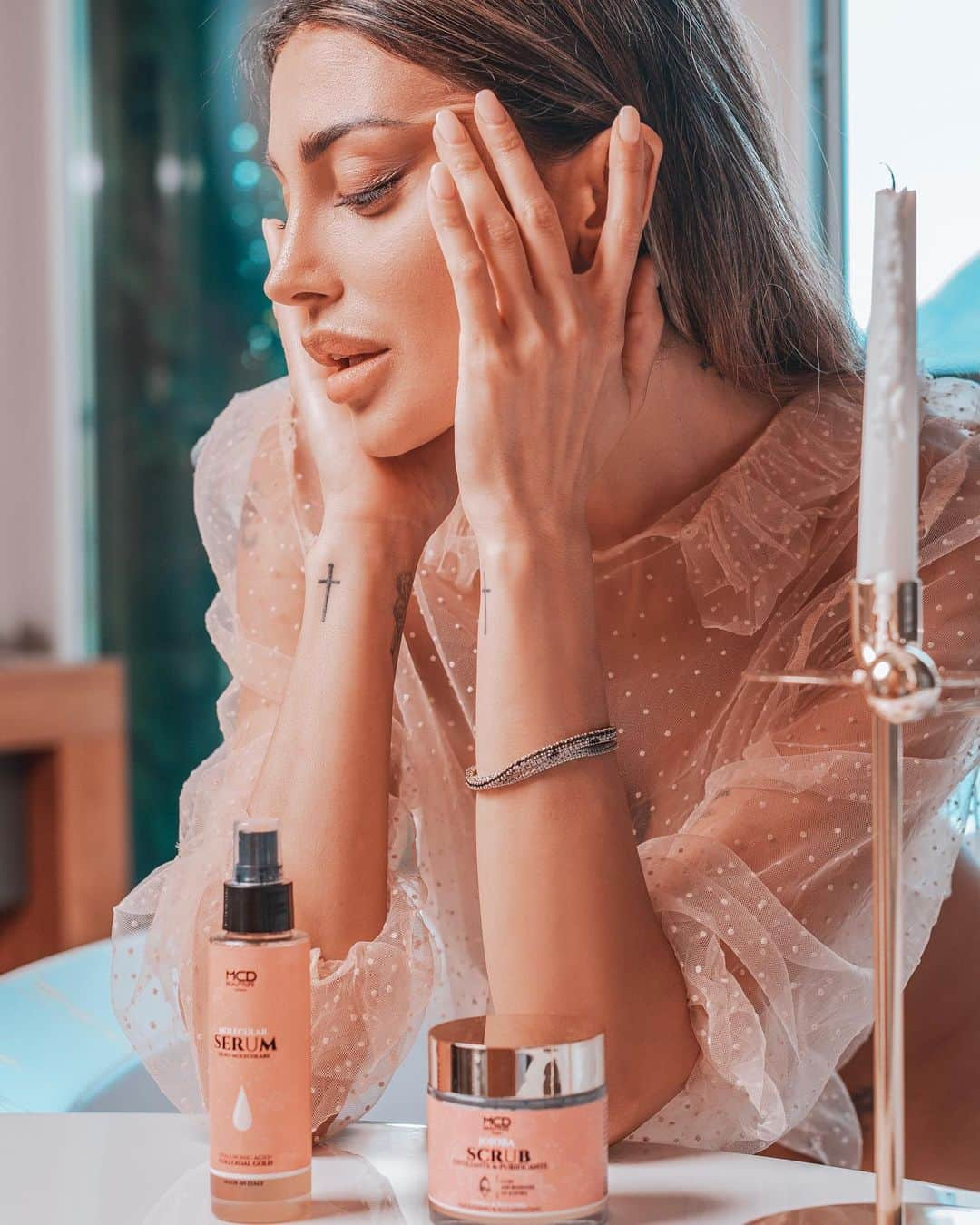 Cristina Buccinoさんのインスタグラム写真 - (Cristina BuccinoInstagram)「@mcdbeautylife 🌸 Abbiamo integrato 2 novi prodotti alla linea #skincare di @mcdbeautylife  1.Siero con diversi pesi molecolari in grado di donare una forte idratazione con oro colloidale per dare elasticità e lucentezza alla pelle. 2.Scrub con microsfere di jojoba per levigare ed esfoliare al meglio la nostra pelle🤍 #mcdbeautylife #prenditicuradellatuapelle🤍」7月1日 0時55分 - cribuccino