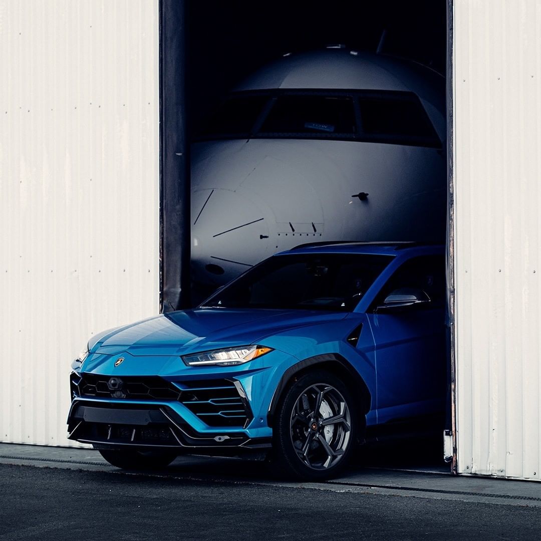 ランボルギーニのインスタグラム：「Some journeys make way for an even more exciting adventure.  With its V8 twin-turbo engine and a superb weight-to-power ratio, Lamborghini Urus is a vision that was created by the infusion of Lamborghini DNA into the most versatile masterpiece giving us the first Super Sport Utility Vehicle.  Captured by @robstrok.   #Lamborghini #Urus #UnlockAnyRoad」