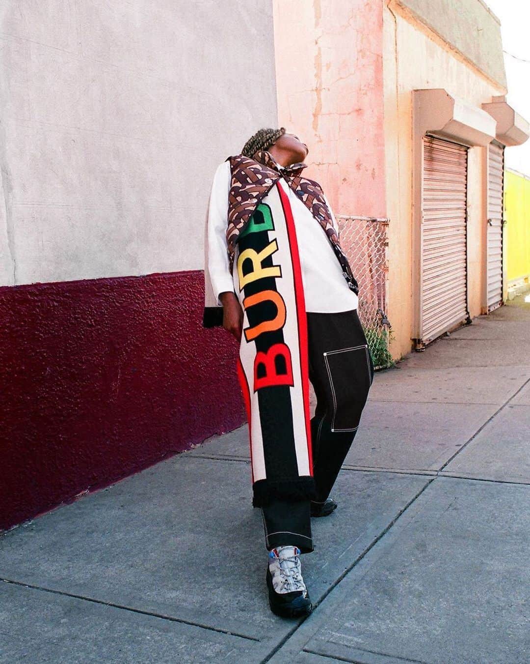 Fashion Weekのインスタグラム：「Weaving together eye-catching color and surreal, abstract composition, @ariellebobbwillis' work is sure to make viewers pause. Discovering photography at the age of 13, Willis quickly found the medium to be a positive outlet for her emotions and creativity. Here, an image the photographer captured for the launch of @burberry's monogram puffer collection. Her other work includes campaigns for @apple and @shisedio, with features in publications like @nymag and @luomovogue. Discover more and follow her at @ariellebobbwillis.⁠⠀ ⁠⠀ Photo by @ariellebobbwillis」