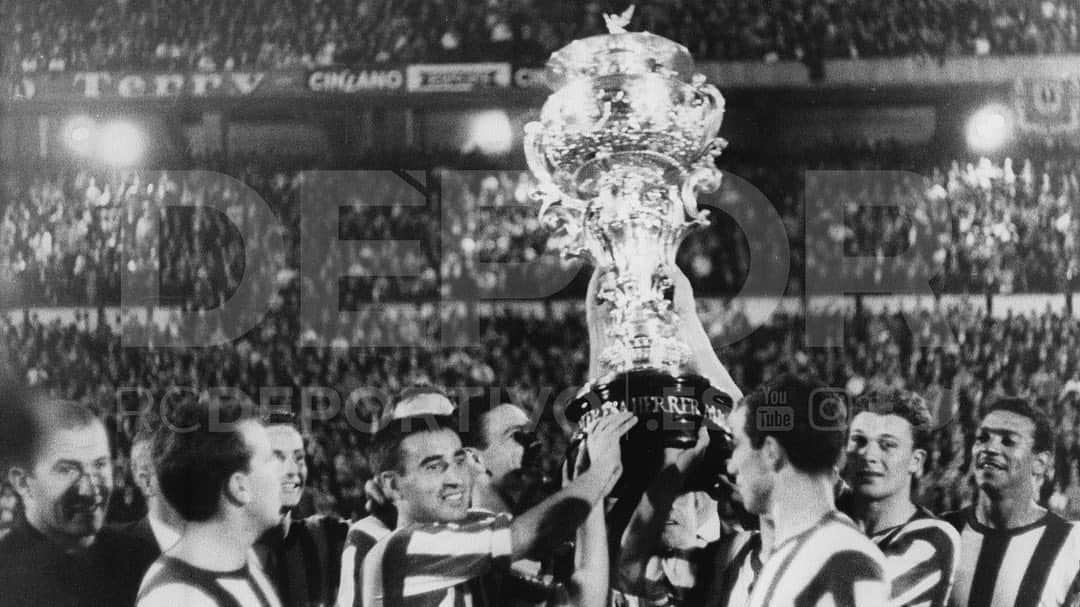 デポルティーボ・ラ・コルーニャさんのインスタグラム写真 - (デポルティーボ・ラ・コルーニャInstagram)「A las 18:00 horas del 30 de junio de 1946, hace ahora justo 74 años, arrancaba la primera edición del Trofeo #TeresaHerrera, hoy decano de los torneos amistosos de fútbol a nivel mundial, con un memorable @SevillaFC - @AthleticClub (3-2).  Durante sus primeros años de vida, el #Dépor no organizaba, participaba o se beneficiaba de las ganancias del #TeresaHerrera, disputado entonces por dos grandes clubes españoles o extranjeros para conseguir dinero para los hospitales de Beneficencia de la ciudad.  Tras acumular pérdidas en años anteriores, el Deportivo acudió a la llamada del @ConcelloCoruna para salvar el #TeresaHerrera en su X edición, resuelta con una inolvidable victoria con un gol de Pahíño en el minuto 130. FOTO #DéporAthletic 1955 (Alicia Dans).  Pese a involucrarse más desde entonces, el Deportivo solo participó en 11 #TeresaHerrera de los 35 disputados entre su debut en 1955 y 1989, ganando 4 de ellos: 1955, 1962, 1964 y 1969. FOTO #DéporSportingCP 1964.  El Deportivo ha jugado siempre el #TeresaHerrera desde 1990, lo que supone 30 participaciones consecutivas, en las que levantó la @TorreHercules en 18 ocasiones, la última de ellas el pasado verano frente al @RealBetis (1-0). FOTO #DéporBetis 2019.  En el constante trabajo por recuperar y ordenar #ANOSAHISTORIA, el #Dépor no se olvida de la importancia del #TeresaHerrera para #ACoruña y la historia del fútbol. Una muestra es la reciente recuperación para nuestro archivo de la medalla conmemorativa de aquella I edición de 1946.」7月1日 1時02分 - rcdeportivo