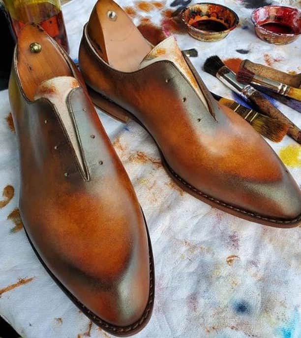 Saphirさんのインスタグラム写真 - (SaphirInstagram)「Today's task: let your imagination run wild and try out new things on neutral shoes! 👏 . Travail de la journée : tester de nouvelles choses sur des chaussures neutres et laisser place à son imagination ! 👏 . Photo : @farre_by_emmanuel . . #SaphirOfficial #Saphir #ShoeShine #ShoeShining #ShoeLovers #mensshoes #classicshoes #menswear #shoecare #shoelover #shoepolish #womensshoes #shoesaddict #mensfashion」7月1日 1時03分 - saphir_official