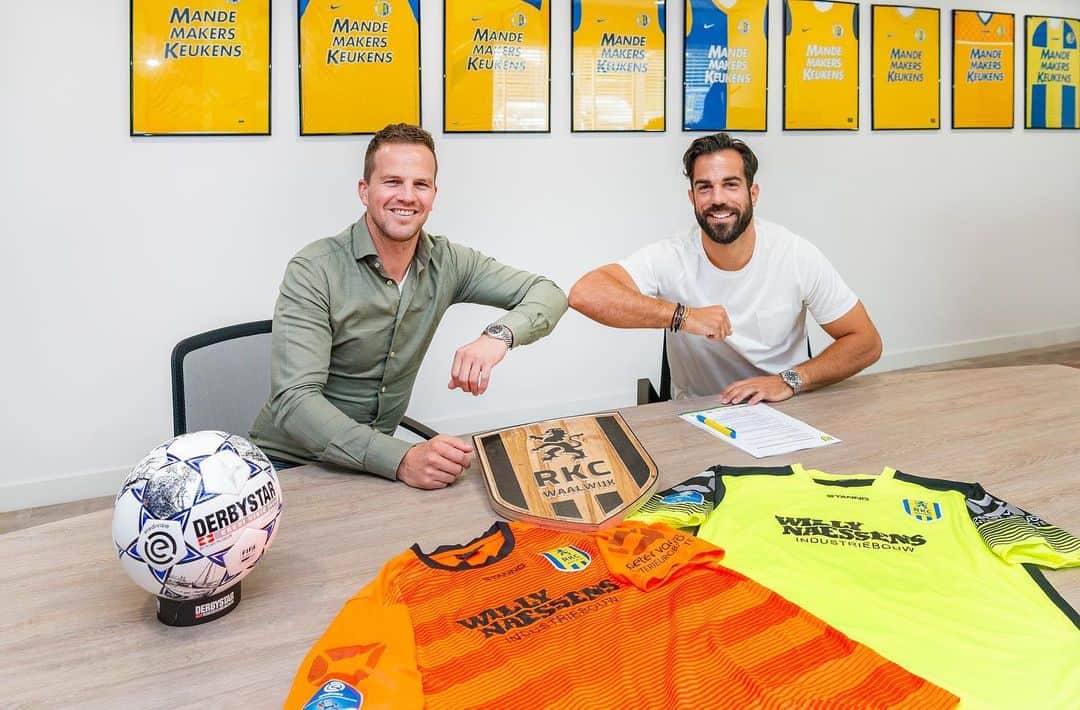 コスタス・ランプルーのインスタグラム：「New chapter! Happy to sign for @rkcwaalwijk」
