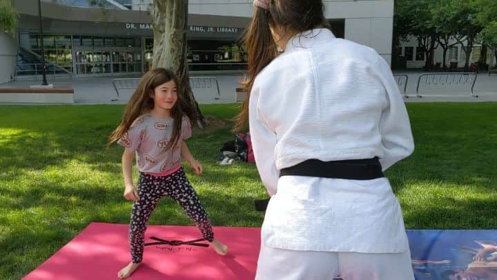 マルティ・マロイのインスタグラム：「Score or no score?? 🤔🤗🥰🥋 Props to my training partner Noy for the fancy footwork! 👣」