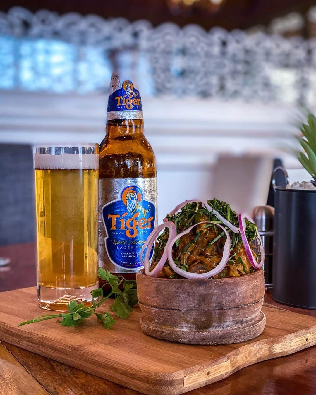 ノーブル・イグウェさんのインスタグラム写真 - (ノーブル・イグウェInstagram)「If I send you a plate of Nkwobi and Tiger Beer, who will you share it with ?  Tag family and friends to win.」7月1日 1時05分 - noble_igwe
