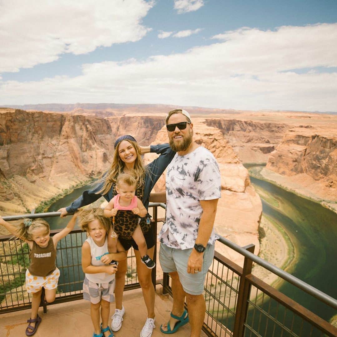 Amber Fillerup Clarkさんのインスタグラム写真 - (Amber Fillerup ClarkInstagram)「I was getting dizzy looking out at Horseshoe Bend because there was so much to look at and it was overwhelmingly beautiful!! It was so so windy so we didn’t explore the rocks much because I was convinced we would blow right off .. plus there were tik tok-ers pretending to fall off the edge which was freaking me out (but I also hope the video comes up on my feed 💁🏼‍♀️)」7月1日 1時18分 - amberfillerup