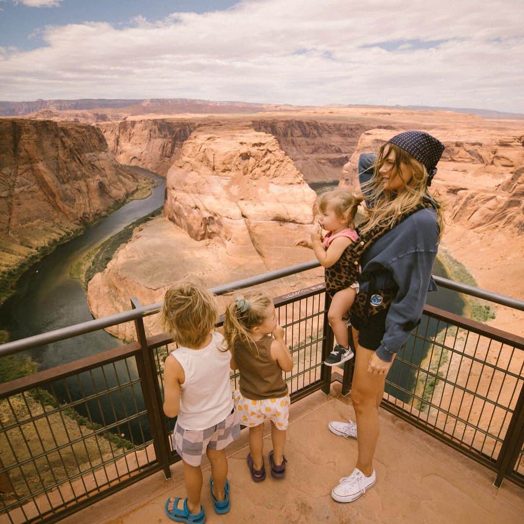 Amber Fillerup Clarkさんのインスタグラム写真 - (Amber Fillerup ClarkInstagram)「I was getting dizzy looking out at Horseshoe Bend because there was so much to look at and it was overwhelmingly beautiful!! It was so so windy so we didn’t explore the rocks much because I was convinced we would blow right off .. plus there were tik tok-ers pretending to fall off the edge which was freaking me out (but I also hope the video comes up on my feed 💁🏼‍♀️)」7月1日 1時18分 - amberfillerup