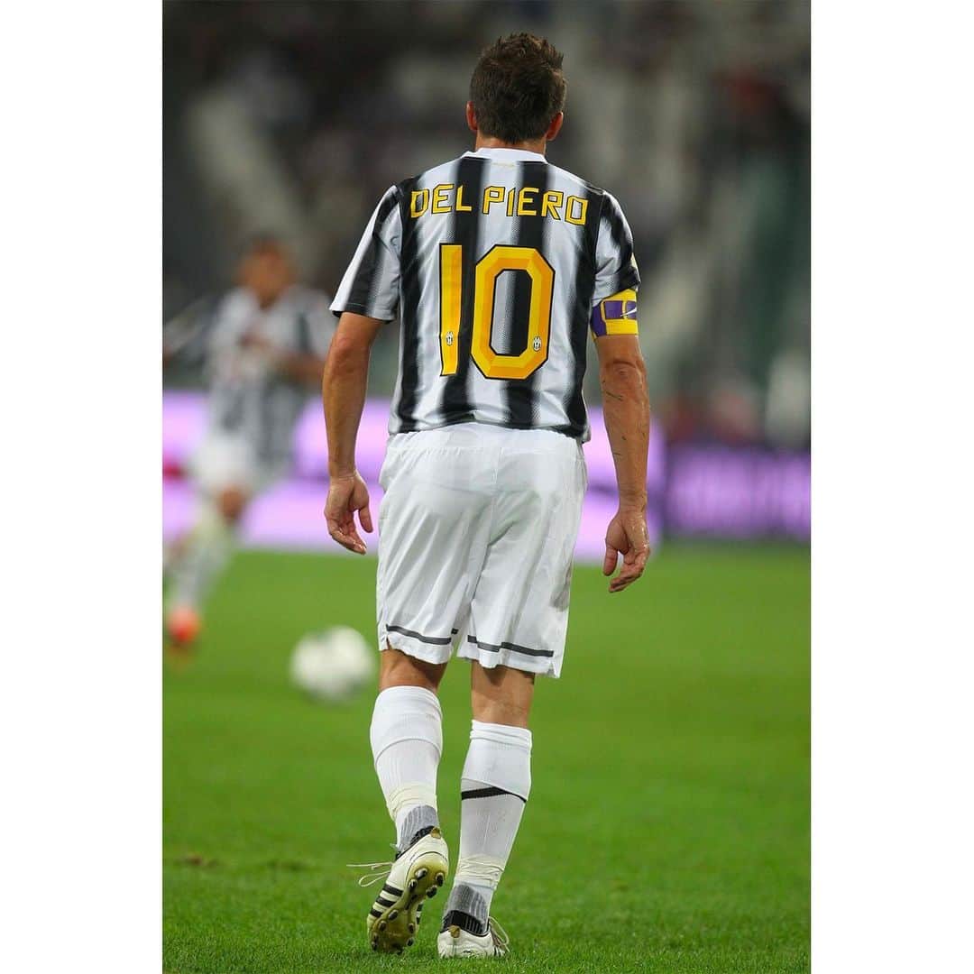 アレッサンドロ・デル・ピエロのインスタグラム：「Otto anni fa finiva la mia storia calcistica con la @juventus dopo 19 anni di successi e fedeltà.  “All’amore pone fine il tempo, non il cuore” (Cit. Publilio Siro) #ADP10」