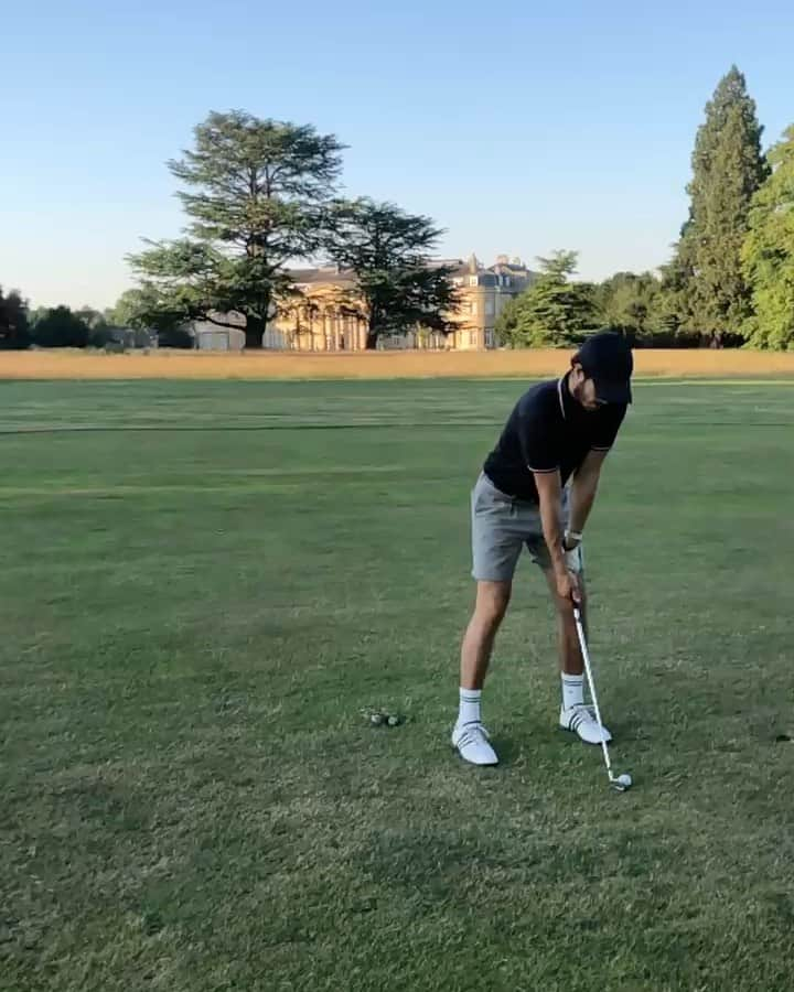 サム・ウォーカーのインスタグラム：「Poor swing but lovely views... also the shot turned out okay for once 🤷🏻‍♂️🤣🏌🏻‍♂️」