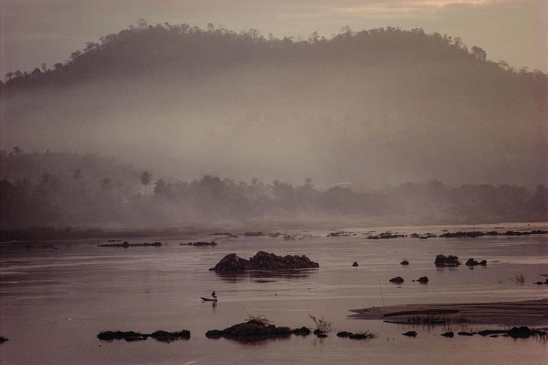 Michael Yamashitaさんのインスタグラム写真 - (Michael YamashitaInstagram)「Below China, the Lancang Jiang changes its name to the Thai/Lao - Mae Nam Khong (meaning Mother of Waters) which is contracted to Mekong. Here the river forms the border between Laos and Myanmar, passing through 160 miles of sparsely populated mostly inaccessible jungle and some of its most beautiful scenery. #mekongriver #maenamkhong #laos #myanmar   From the book “Mekong: A Journey on the Mother of Waters. A limited number of signed copies of this sold out book are available to purchase from our website michaelyamashita.com or the link in our profile.」7月1日 1時36分 - yamashitaphoto
