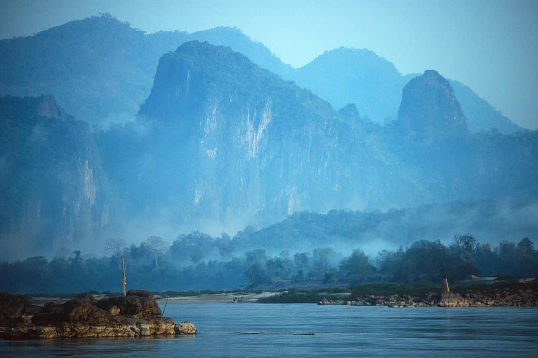 Michael Yamashitaさんのインスタグラム写真 - (Michael YamashitaInstagram)「Below China, the Lancang Jiang changes its name to the Thai/Lao - Mae Nam Khong (meaning Mother of Waters) which is contracted to Mekong. Here the river forms the border between Laos and Myanmar, passing through 160 miles of sparsely populated mostly inaccessible jungle and some of its most beautiful scenery. #mekongriver #maenamkhong #laos #myanmar   From the book “Mekong: A Journey on the Mother of Waters. A limited number of signed copies of this sold out book are available to purchase from our website michaelyamashita.com or the link in our profile.」7月1日 1時36分 - yamashitaphoto