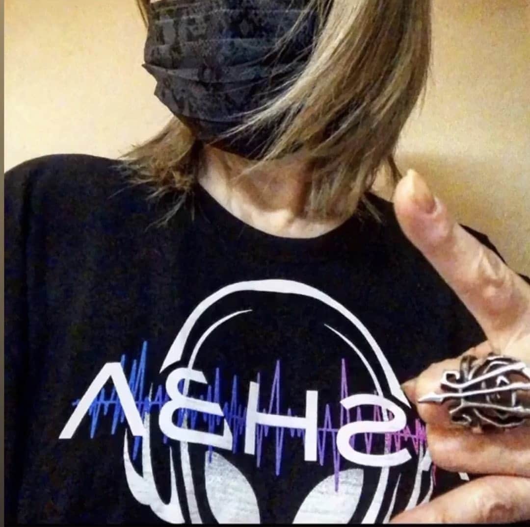 DJアシュバさんのインスタグラム写真 - (DJアシュバInstagram)「Swipe left to see some members of #theabducted showing off their swag! Tons of cool new swag @ashbaclothing #facemask #tshirt #beanies #hoodies #accessories www.ashbaclothing.com 👽🔥💜」7月1日 1時29分 - ashba