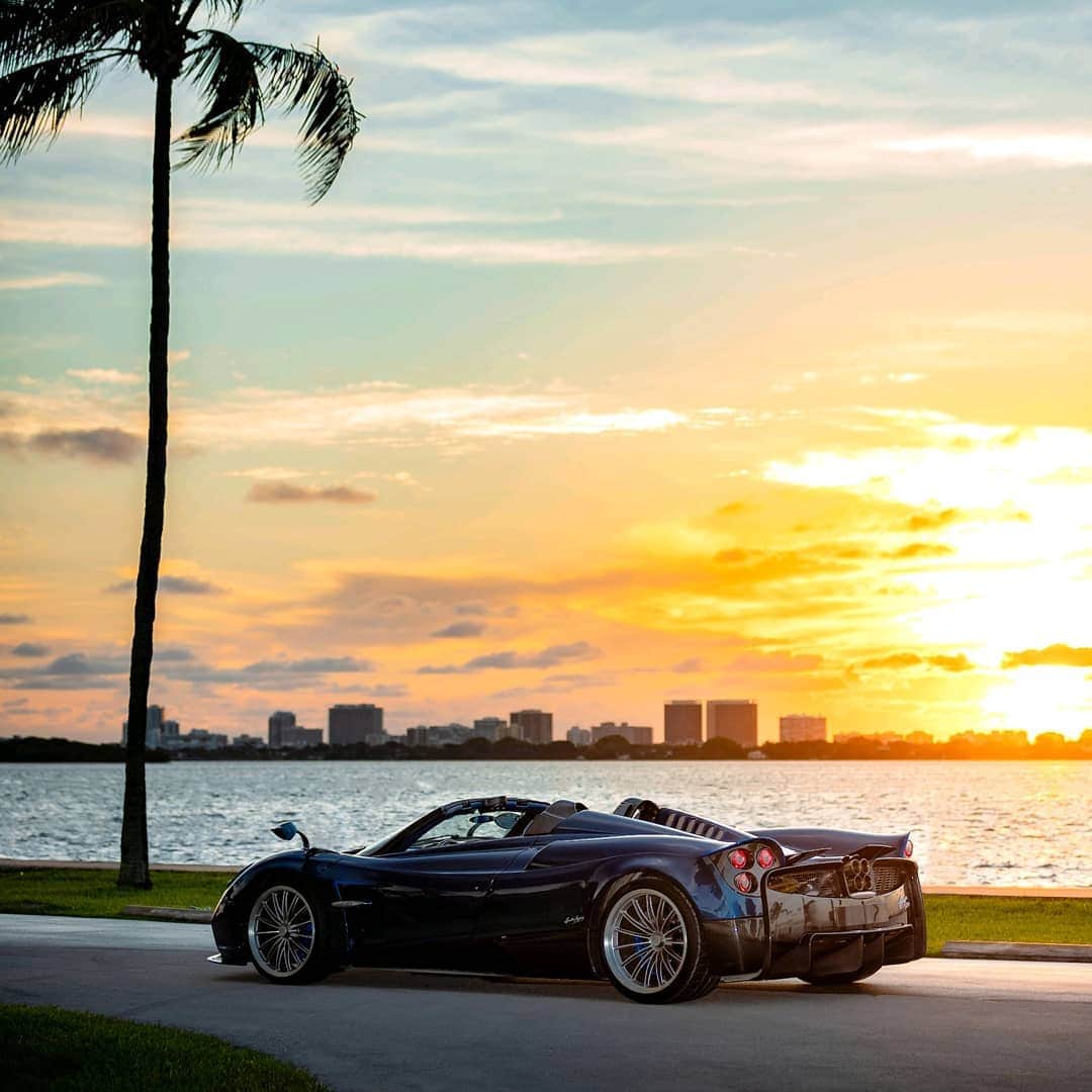 パガーニ・アウトモビリのインスタグラム：「What a great time with our good friends from @paganiofmiami !  #hittheroadagain  #pagani #huayra #huayraroadster」