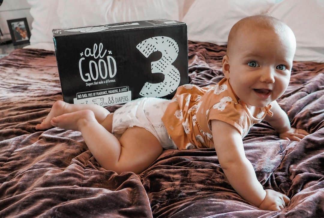 チャチー・ゴンザレスのインスタグラム：「Lil bean rockin’ her favorite @AllGoodDiapers! Who knew a diaper so cute could work so good?! I’m also loving all 6 bold prints they come in. Now that summer is here and baby girl is drinking all the agua, I can tell these diapers put in WORK. I feel so good knowing they are free of fragrance, latex and parabens. They are also hypoallergenic so I know I’m protecting her sensitive skin right from the start. All Good is available to purchase at @Walmart or Walmart.com 🖤 #AllGoodDiapers #AllGoodPartner」