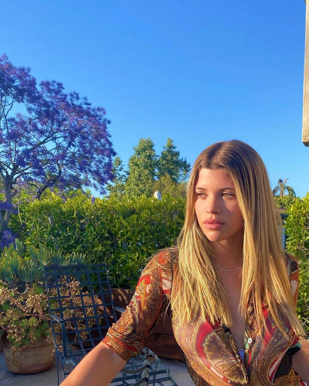 ソフィア・リッチーのインスタグラム：「My latest at-home hair secret: @lorealparis elvive 8 second wonder water. Obsessed with how shiny and silky my hair is right now. #ad」