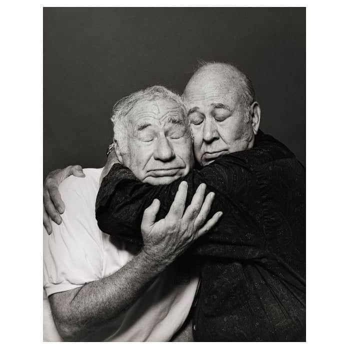 オリヴィア・ワイルドのインスタグラム：「Mel Brooks and Carl Reiner. Secret to their 70 yr friendship ? “Love and free food”. RIP Carl. 💔」