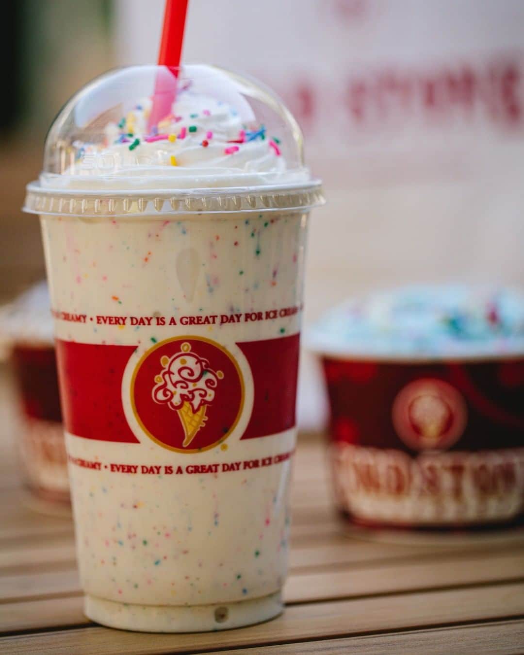 コールド・ストーン・クリーマリーのインスタグラム：「Our shakes taste just like summer 😋」