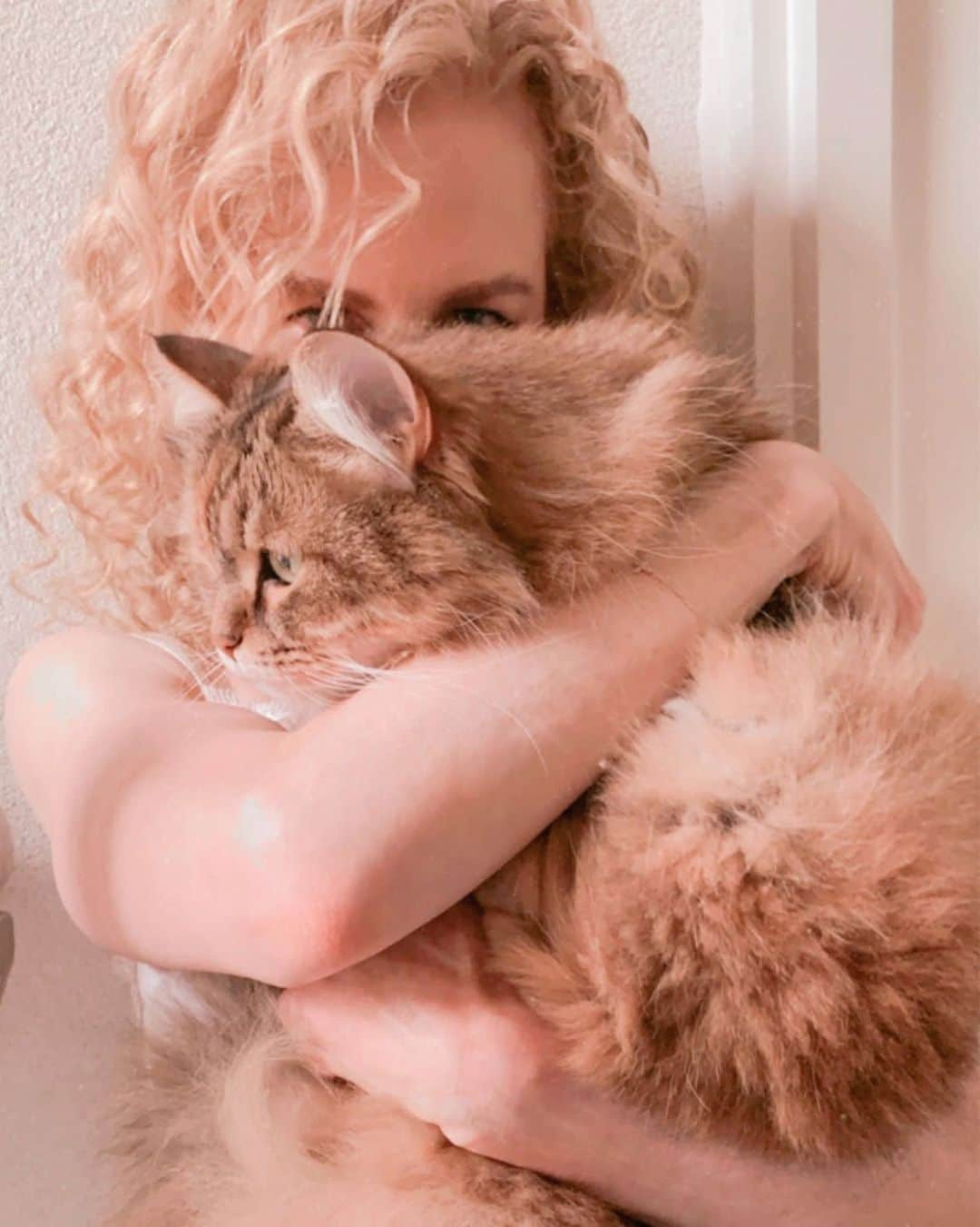 ニコール・キッドマンさんのインスタグラム写真 - (ニコール・キッドマンInstagram)「Our morning ritual ❤️🐾 #Ginger」7月1日 2時00分 - nicolekidman