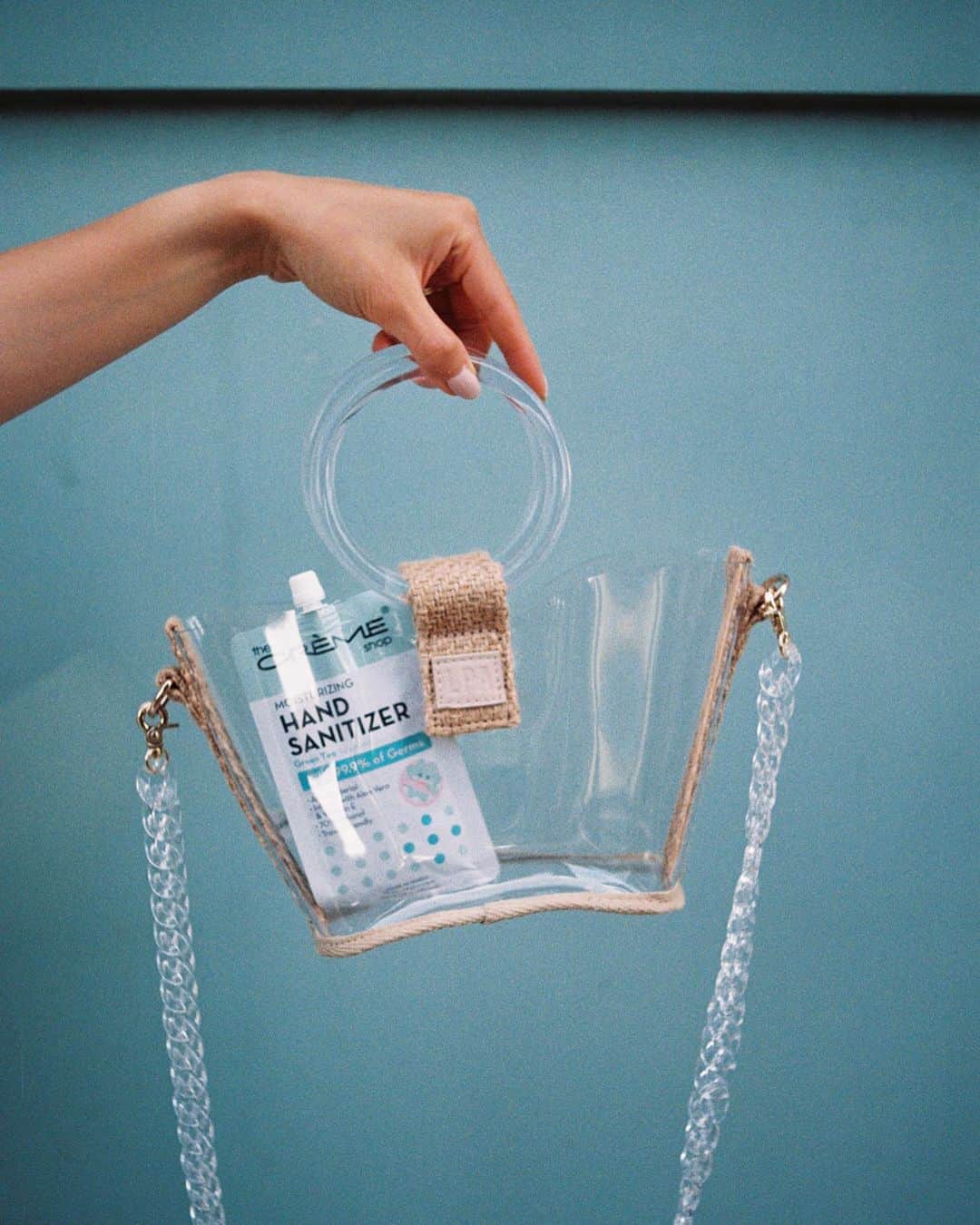 Jenn Imさんのインスタグラム写真 - (Jenn ImInstagram)「Been keeping my hands clean with @thecremeshop Moisturizing Hand Sanitizer. With the help of Aloe Vera + Vitamin E, my hands are never too dry and I love the smell. Choose between the $2 small or the $3 large pouch available at thecremeshop.com #ad」7月1日 2時04分 - imjennim