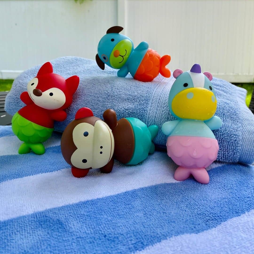 Skip Hopさんのインスタグラム写真 - (Skip HopInstagram)「Your little one will flip for our NEW ZOO® Mix & Match Flippers! 🤸 The perfect bath-to-pool buddies—just add water for endless summer fun! ☀️ Thanks for sharing @myamwong! ❤️  #pooltoys #summerfun #skiphop」7月1日 2時08分 - skiphop