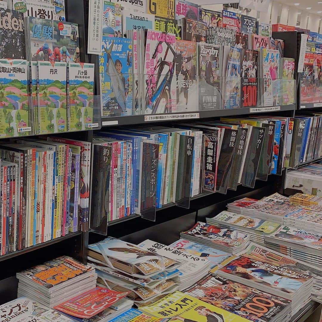 森田真結子さんのインスタグラム写真 - (森田真結子Instagram)「これは、とある本屋さんのスポーツコーナーなのだけれど、今は大きめの本屋さんで、発売日すぐあたりに、やっっっとダーツ雑誌が置いてあるくらいだけど、私は、そのダーツ雑誌を、駅の中の小さな本屋さんにも置いてあるくらい、コンビニにも入荷するくらい、メジャーなものにしていきたいんだよね。本当に、本気で、何年も前からそう思っているし、できると信じているの。一緒に夢見てくれる人、共に走ってくれる人、探しています。よ。なんて。」7月1日 2時26分 - mayodarts