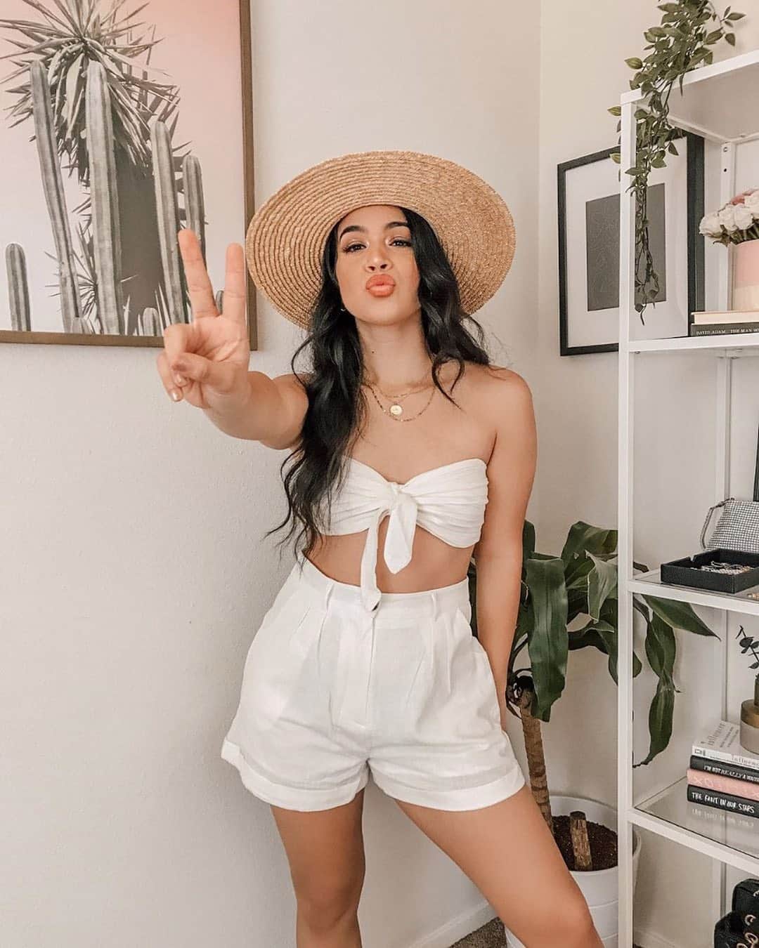 SHEINさんのインスタグラム写真 - (SHEINInstagram)「Summer ready 🌞 @jessicamelgoza_  Shop 'SHEIN Knot Front Pleated Tube Top & Wide Leg Shorts Set' link in bio. ID:1117212  #SHEIN #SHEINgals #SHEINstyle #SHEINss2020 #SHEINsummerfun #knot #shorts」7月1日 2時30分 - sheinofficial
