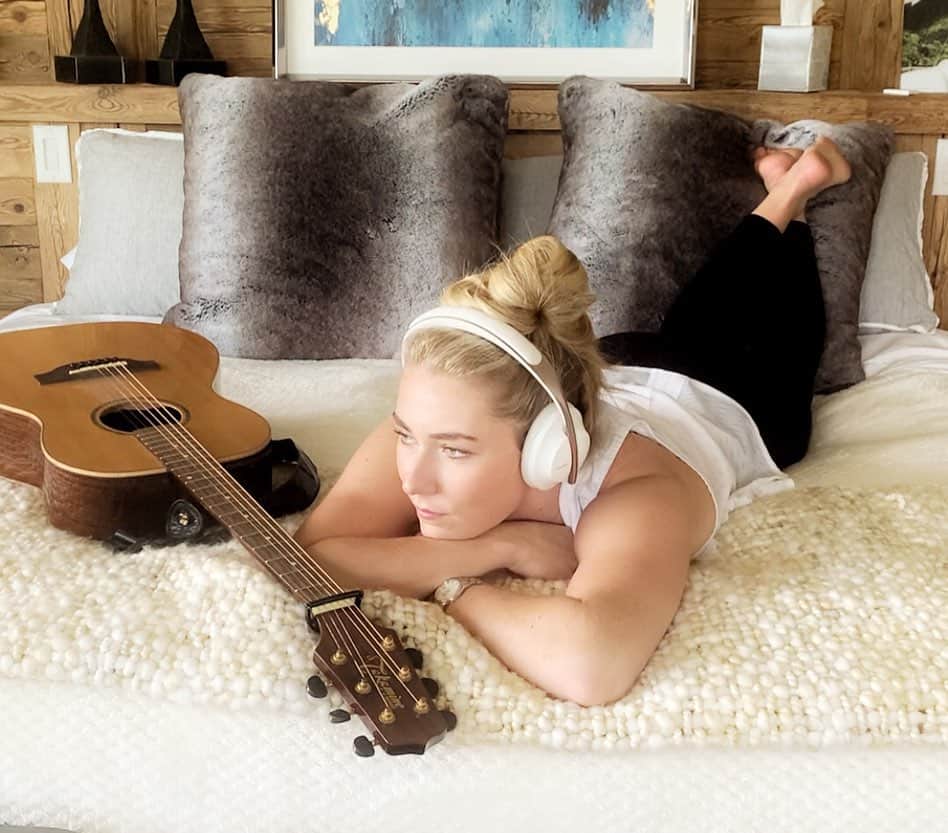 ミカエラ・シフリンのインスタグラム：「Recon mission. Trying to find the next song I want to learn...got any suggestions?⤵️ #TeamBose」