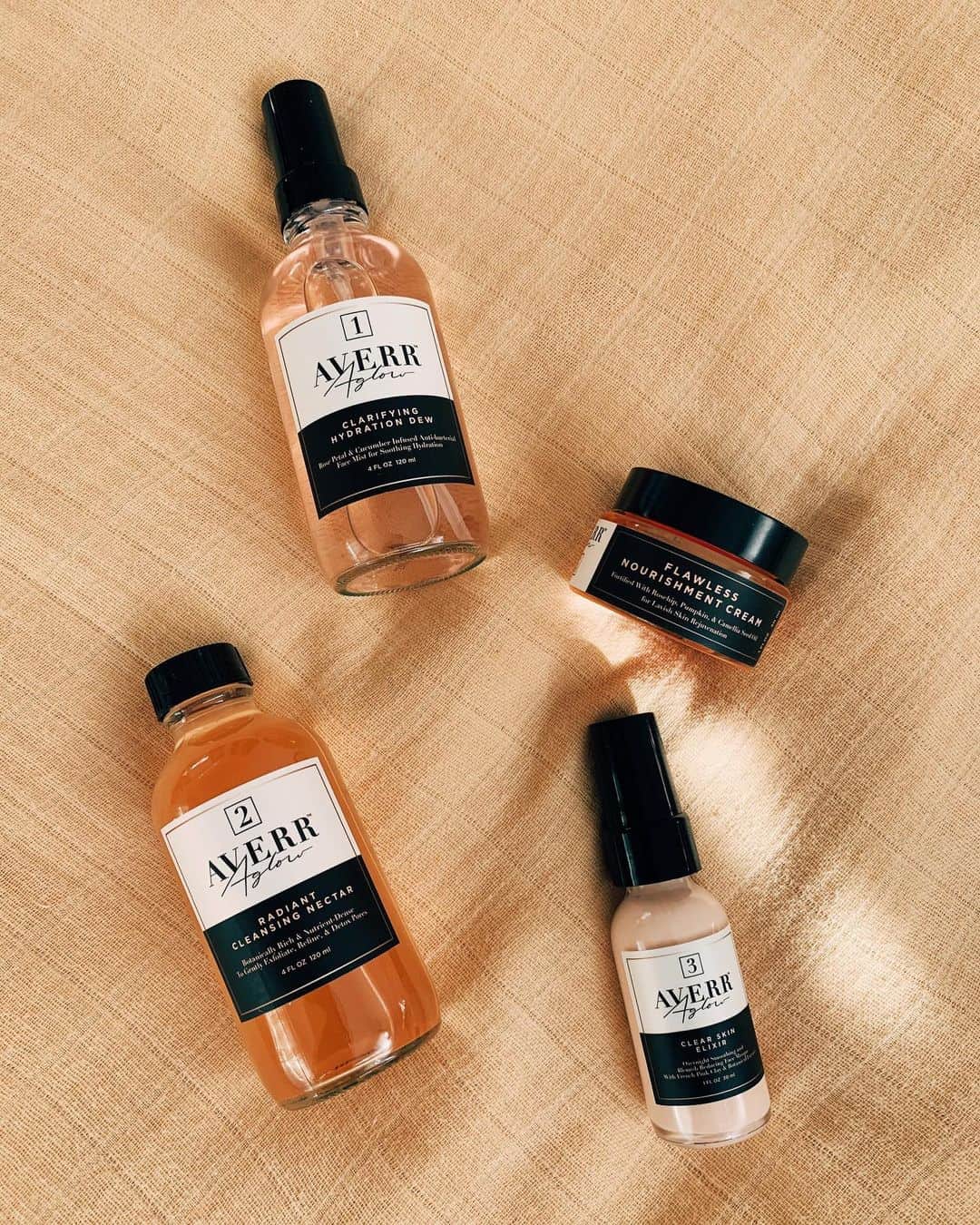 マリア・マーフィーのインスタグラム：「@averraglow Finallyyyy a plant based skin care line that works for my skin 🙌🏽💕 I have sensitive oily combination skin and have never seen results this quickly 🤩 It’s been 2 months since I started using the CLEAR SKIN ELIXIR overnight mask and 2 weeks since I started using the CLEAR SKIN KIT.  The overnight mask alone has changed my skin, it brings down inflammation and calms active breakouts and hormonal acne over night!  If you struggling with problematic skin give @averraglow a try and use my code MALIA20 🌈 #averraglow #averraglowresults」
