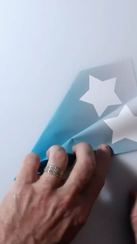 HP（ヒューレット・パッカード）のインスタグラム：「Did you know you can make a world record paper plane right at home? ✈️   John Collins, the Paper Airplane Guy shows us how to make the paper airplane that holds the Guinness World Record for Paper Aircraft – download it for free at hp.com/printplaylearn.  Print it out, follow along, and then show us your paper airplanes using #printplayandlearn」