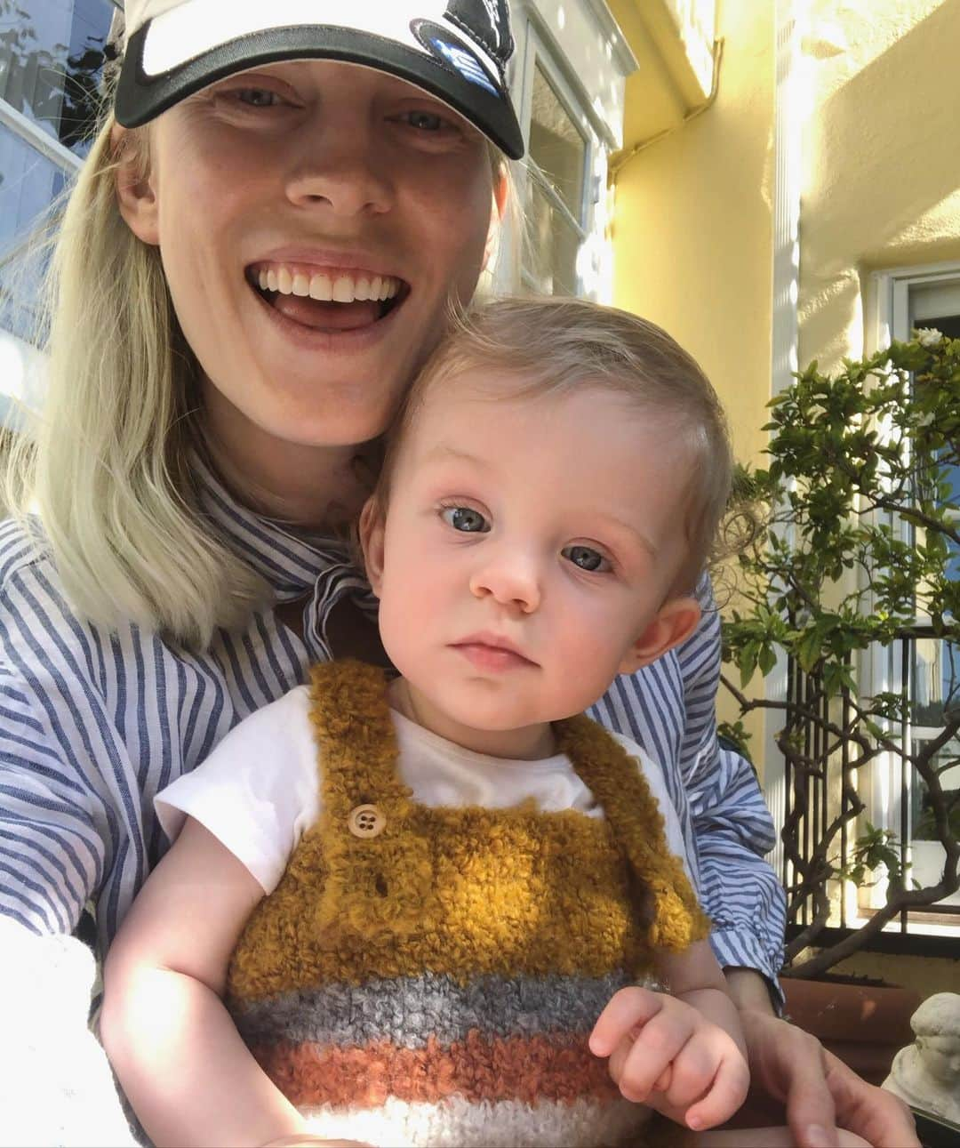 Anna Lylesさんのインスタグラム写真 - (Anna LylesInstagram)「Happy eight months to this lil explorer! Sweet Augustus 🌈🌟」7月1日 2時39分 - annag0ts