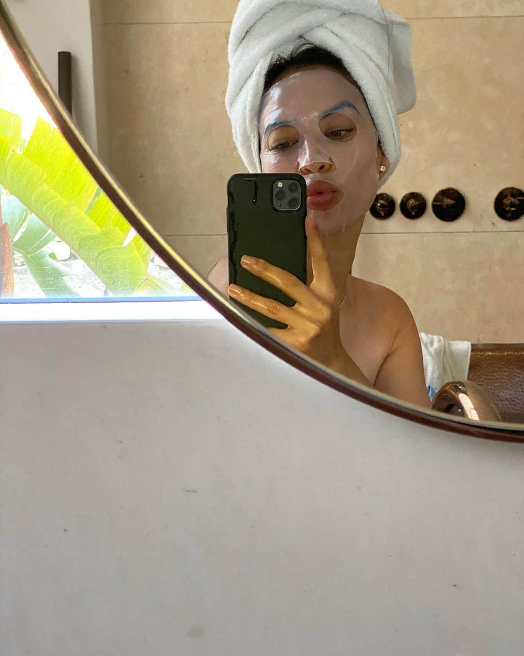 シャニーナ・シャイクのインスタグラム：「Are you a beauty mask in the morning or night time gyal ? 💕💕」