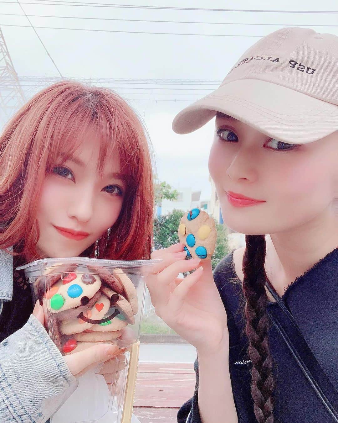 みはとのインスタグラム：「お散歩中にみつけた可愛いクッキー🍪 ・ 楽しそうにはしゃいでるムービーと☺️ ・ インスタがみかちゅんだらけになっていきます😂 ・ ・ ・ そして今日は6月30日ということで 無事に毎日投稿1ヶ月クリアしました〜👏 （私にしてはよく頑張ったので自分を褒めてあげたいと思います🙆‍♀️） ・ どこまでいけるか続けたいと思う気持ちもあったんですが、他にもやってみたいことがあって。 明日からはストーリーと投稿どちらかは必ず毎日更新！にしようかなって思っています✨ ・ そして7月は皆さんとお話できる場所を作りたいなーと。 それはまた改めて。 ・ こんなインスタでも楽しみにしてくれてる皆様、本当にいつもありがとうございます❤️ ・ ・ ・ #okinawajapan #沖縄 #旅行 #女子旅 #クッキー #海 #おもいでぐらむ  #毎日投稿 #1ヶ月達成」