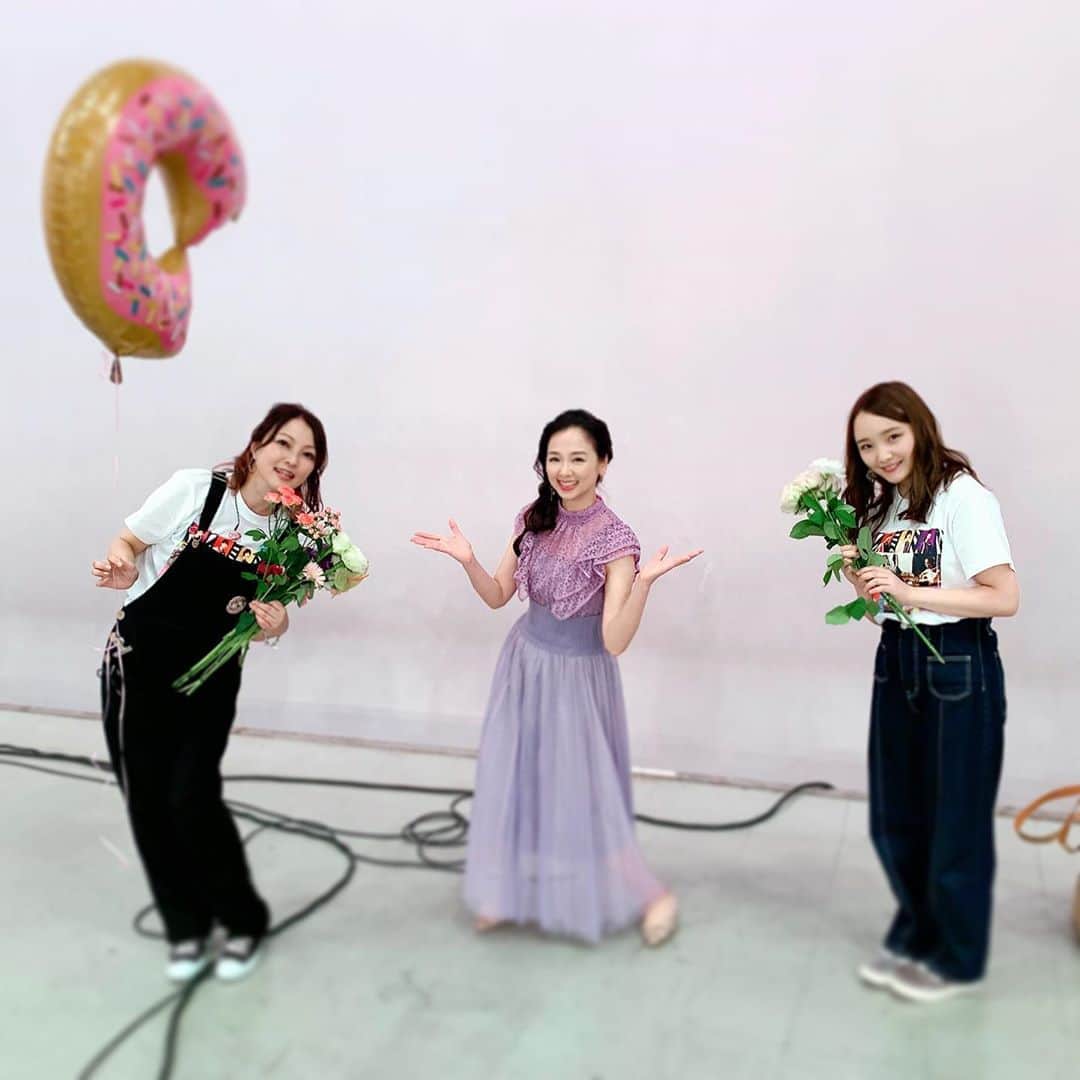 宍戸留美のインスタグラム：「#加藤いづみ #やまもとひかる #ベース#musician #リスペクト #ソーシャルディスタンス #しおこうじ #フォーク村 #フジテレビNEXT #生放送 #歌番組 #宍戸留美  #嬉しすぎる」