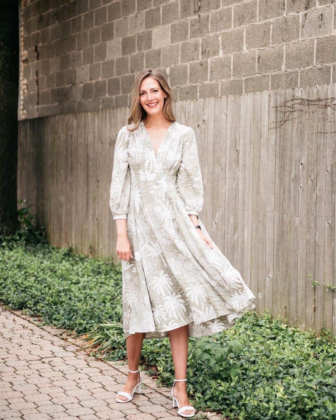 Anna Jane Wisniewskiのインスタグラム：「Summer is really different this year, so when I actually make it out, I make sure my #ootd is on point.  And because it's certainly an occasion to go anywhere these days (I've dined on a few patios recently and it's been glorious and I have felt safe), I'm making sure I step it up.  I am such a huge fan of the white @sarahflint_nyc perfect block sandal--looks great with my faux tan, right? It honestly is perfect; I'm wearing the 60mm height and you could easily have them on your feet all day and never complain.  It's the perfect shoe for the office, a wedding, or walking around the city. ⁣⁣ ⁣⁣ Get $50 off with code SF-ANNAJANE! #sponsored #walklikeawoman 📸 @ironandhoney」
