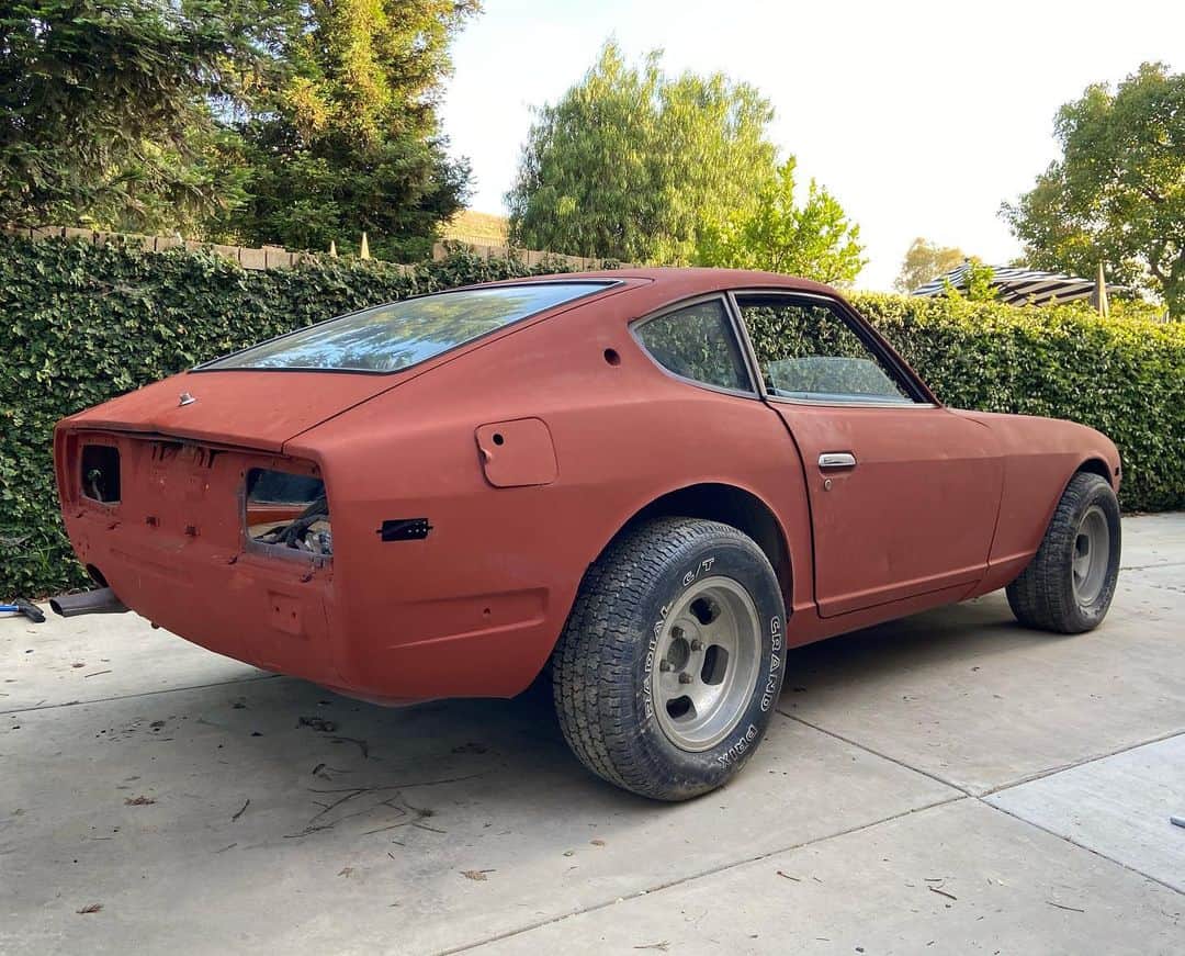 スティーブのインスタグラム：「UPDATE: SOLD!  No longer available.  Need space!! First $7000 firm takes it!! 1972 Datsun 240z. I’ve owned for 6-7 years but no time to build this one. Very Solid 1 owner car. Ran when parked. Was well maintained all its life. Clean original title with car. comes with lots of parts (swipe right) and over fenders too. Dm me if interested. First 7k takes it must  go ASAP #datsun #datsun240z #240z #forsale」