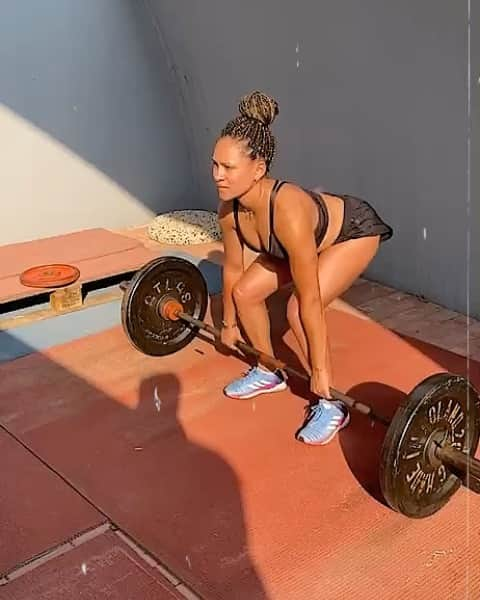 Johanelis HERRERA ABREUのインスタグラム：「Volevo mettere una musichetta che gasa ma vi lascio l’audio così sentite quante cose intelligenti diciamo io e @michaeltumi 🙆🏽‍♀️🙆🏻‍♂️  ________________________________________________ #gym #lift #liftheavy #fitness #fitnessmotivation #fitnessgirl #giratina #ghisa #iron #sun #gymmotivation #gymgirl #gymtime #pesetti #giratina #adidas #comingback #rehab #injury #braids #braidstyles #braidinghair #training #hotstuff #hotday #copa」